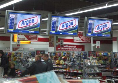 Aufforstaktion – Digital Displays im Kassenbereich eines Supermarkts